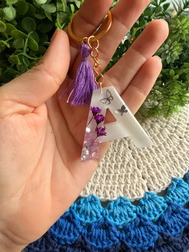 Chaveiro em resina personalizado na mão